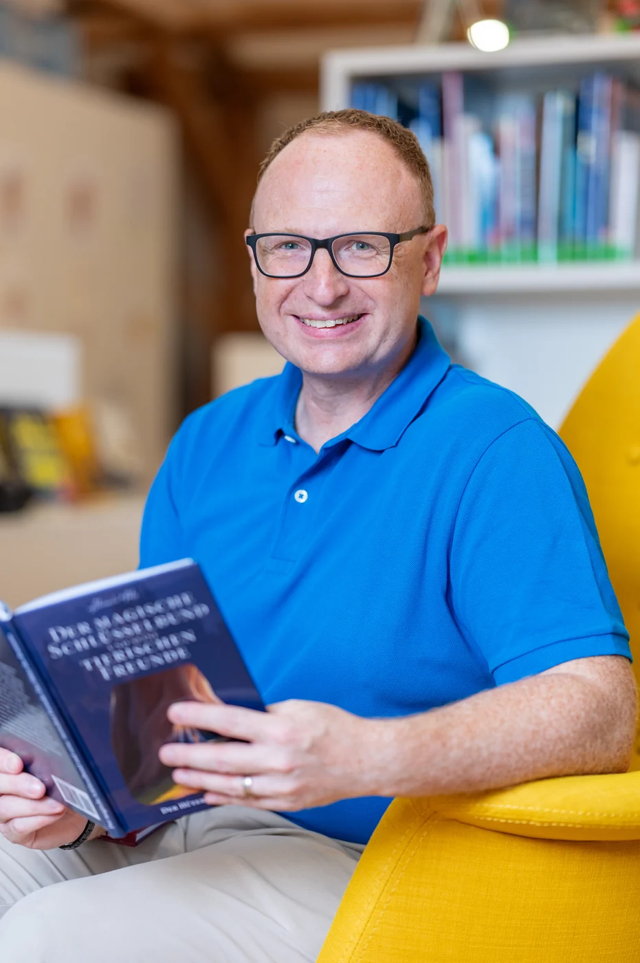Kinderbuchautor Alexander Miklós mit einem Buch