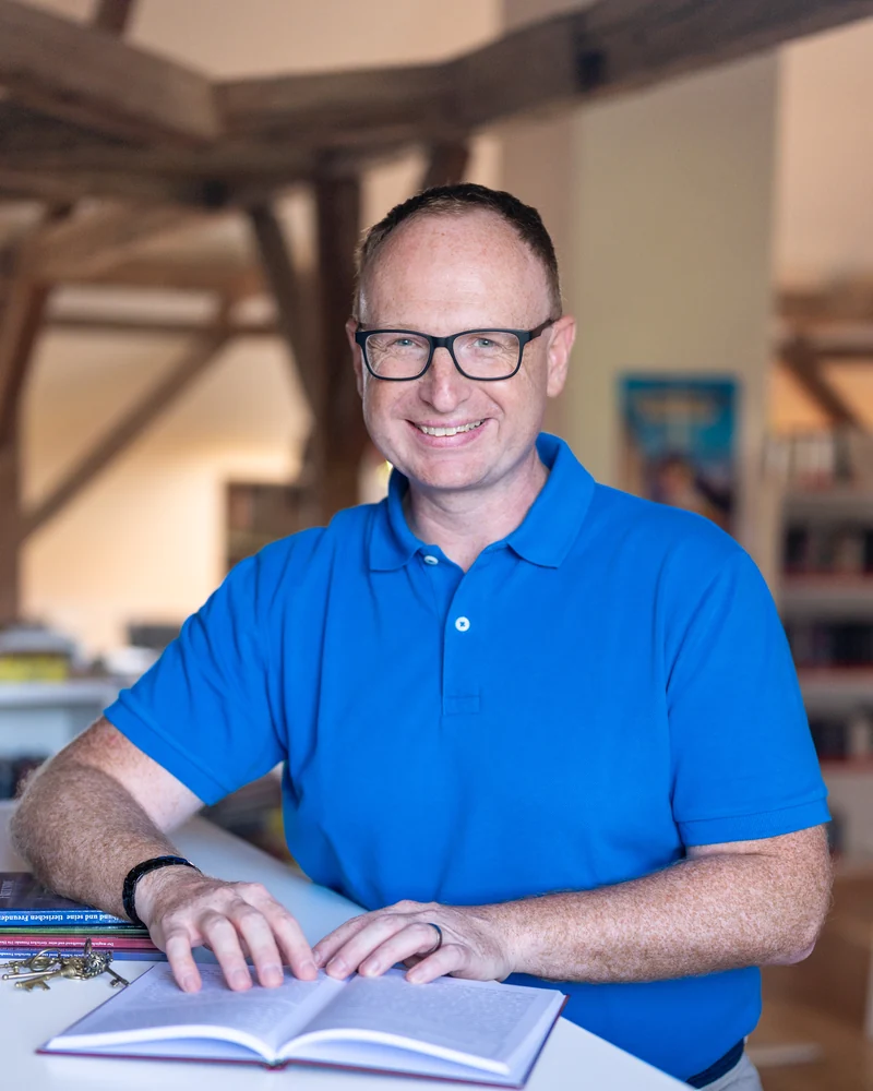 Alexander Miklós mit einem geöffneten Buch