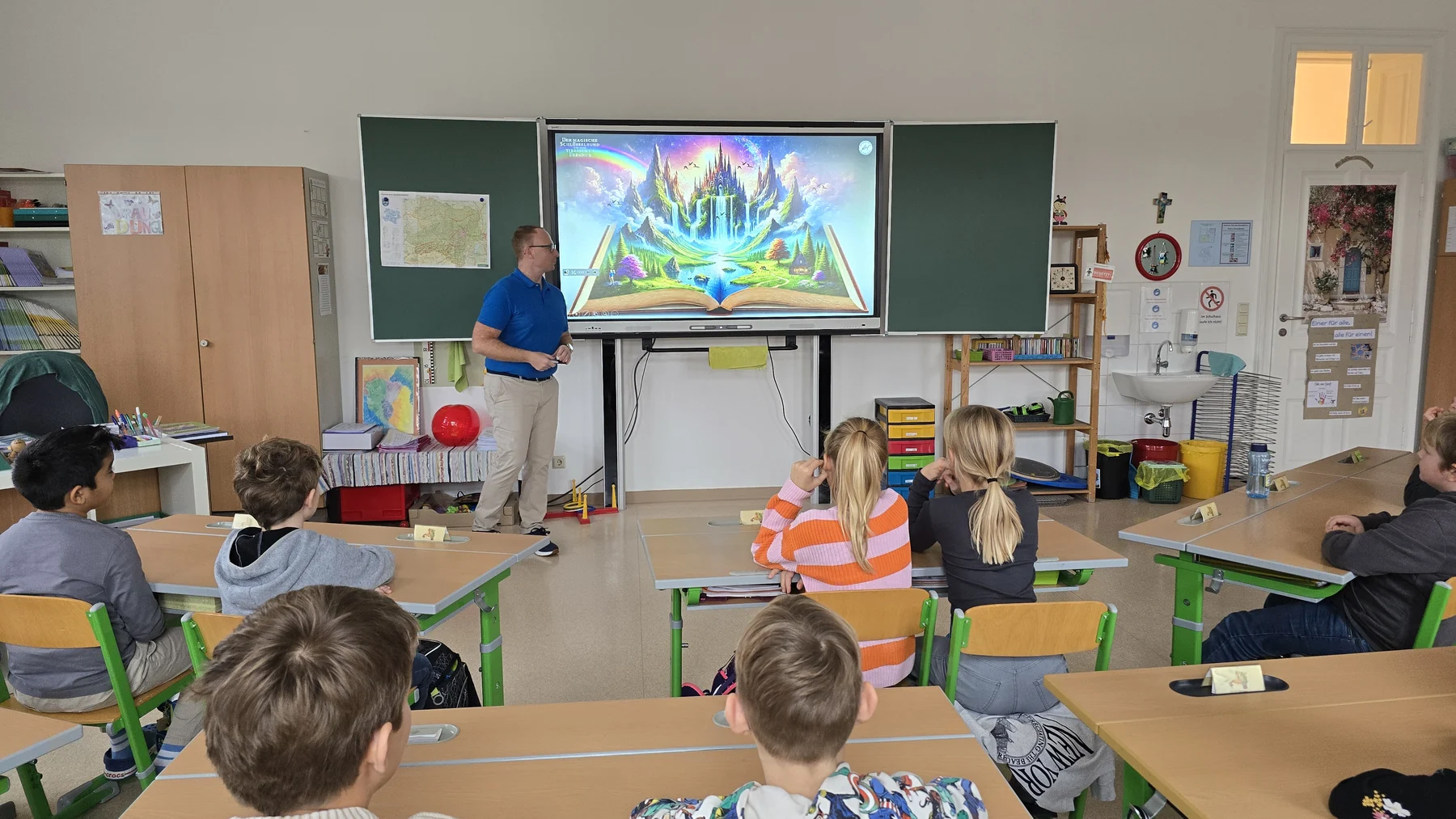 Alexander Miklós bei einer Autorenlesung vor einer Volksschulklasse