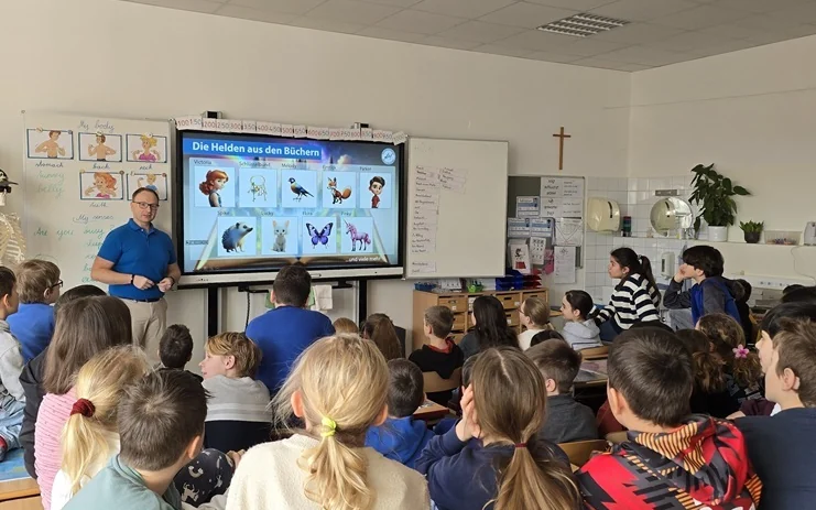 Alexander Miklós bei einer Autorenlesung – Volksschule Wien