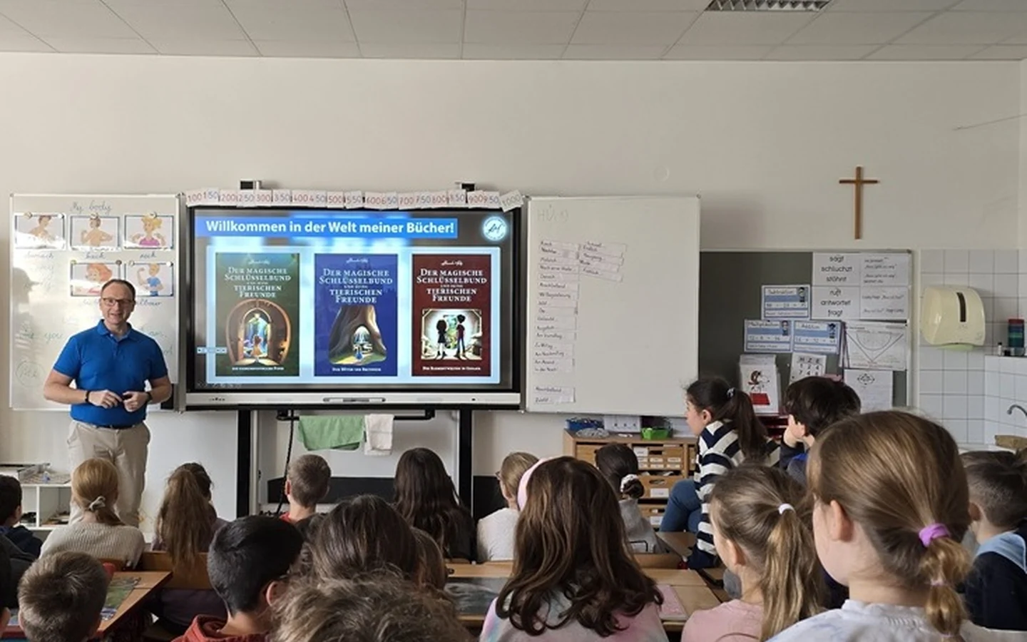 Alexander Miklós bei einer Autorenlesung in einer Volksschule